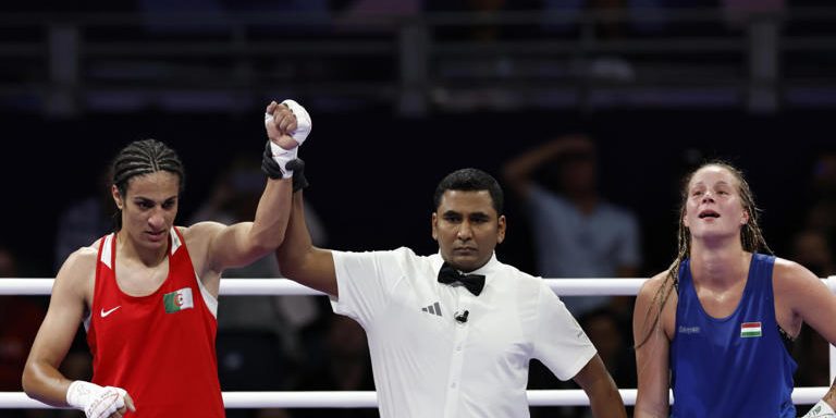 Imane Khelif de Argelia, vencedora de Anna Luca Hamori de Hungría en 4os de final, pasó a semifinales y aseguró medalla en 66 kilos, 2o triunfo, del 030824 en París