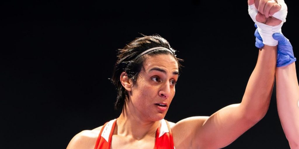 Khelif Imane con mano levantada