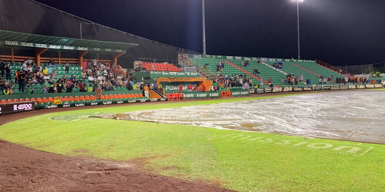 Leones de Yucatán vs. Diablos Rojos del México, juego 4, 2o play off, ventaja Diablos 3-0, pospuesto por lluvia, del 200824 en Kanasín, panucho park estadio Víctor Cervera Pacheco