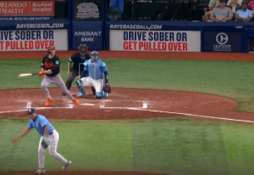 Manuel Bolón Rodríguez aceptando doblete de Gunnar Henderson de los Orioles en la 8a entrada, ganó el juego, se puso 2-2, 1 del 110824 en Tampa