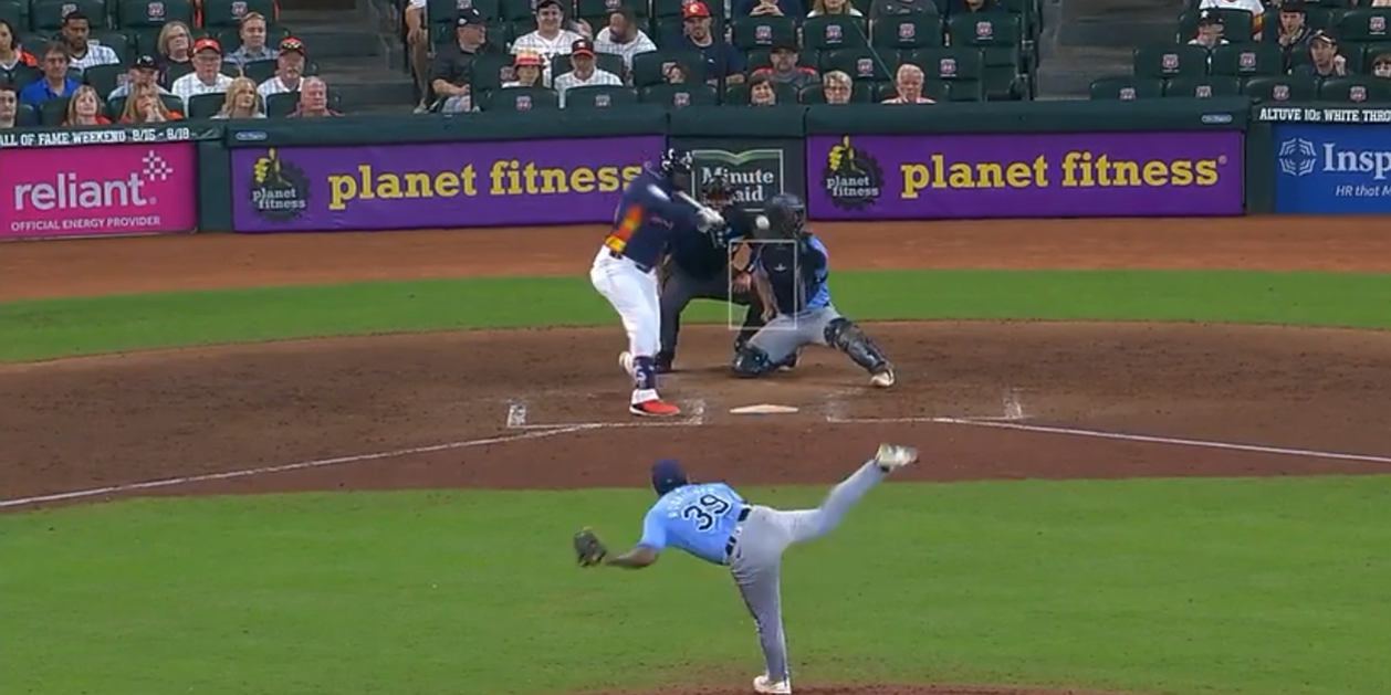 Manuel Bolón Rodríguez, ponchando a Yordan Álvarez, de los Astros, 2o rival de la tarde, en la 8a entrada, del 040824 en Houston, Tampa ganó 1×0