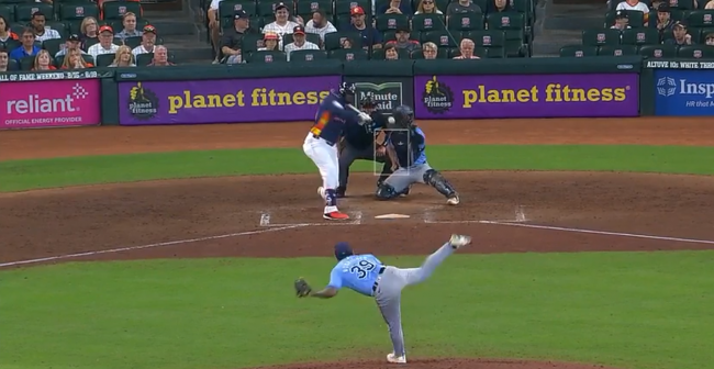 Manuel Bolón Rodríguez, ponchando a Yordan Álvarez, de los Astros, 2o rival de la tarde, en la 8a entrada, del 040824 en Houston, Tampa ganó 1×0