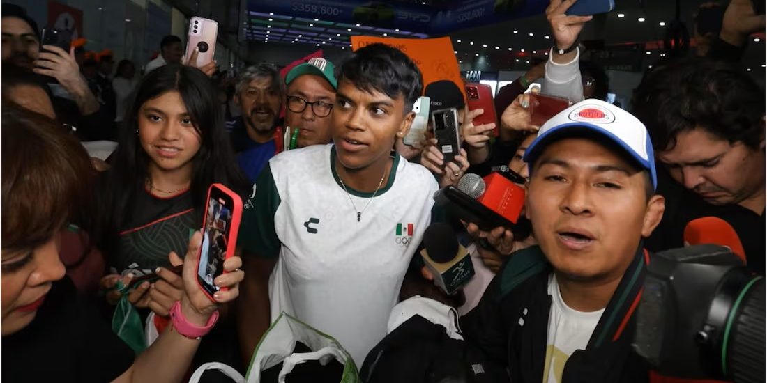 Prisca Awiti Alcaraz, medalla de plata Judo -63 kilos, del 010824 en aeropuerto de la Ciudad de México a su regreso de París, primera medalla olímpica para México en judo, en París 2024
