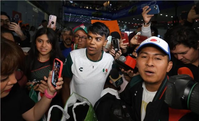 Prisca Awiti Alcaraz, medalla de plata Judo -63 kilos, del 010824 en aeropuerto de la Ciudad de México a su regreso de París, primera medalla olímpica para México en judo, en París 2024