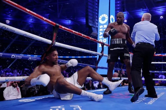 Daniel Dubois vs. Anthony Joshua gko 5, retuvo el campeonato mundial completo de la FIB, 1 del 210924 en Wembley, Londres, mayor entrada al boxeo en la historia de Inglaterra