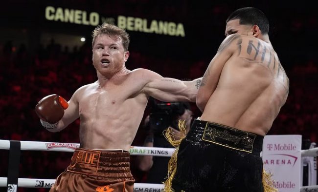 Saúl Canelo Álvarez vs. Édgar Berlanga, gdu 12 retuvo cetros mundiales súpermedio CMB, AMB, OMB, del 140924 en Las Vegas T-Mobile Arena