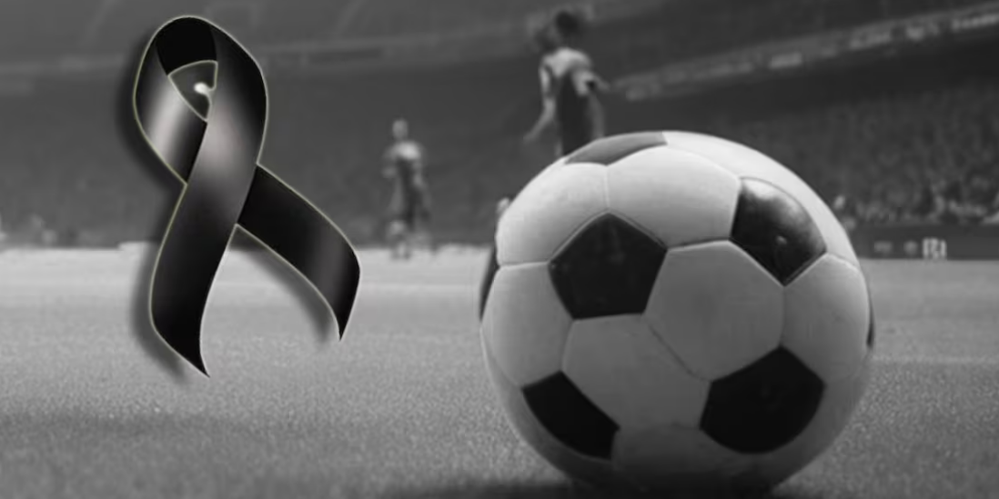 crespón de luto fútbol campo con balón