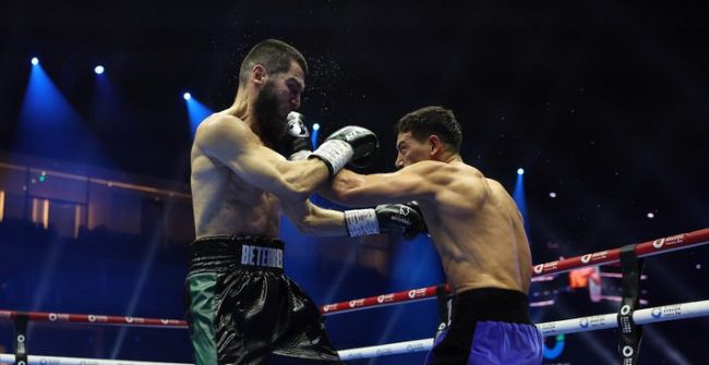 Arthur Beterbiev vs. Dmitrii Bivol gdm 12 del 121024 en Riyadh, retuvo cetro mundial semicompleto CMB, OMB y FIB y ganó AMB, campeón mundial indiscutido