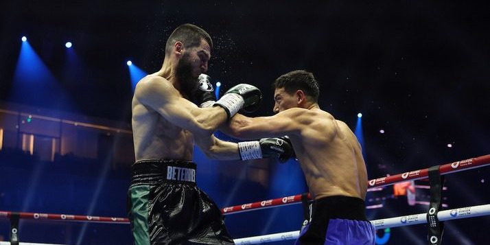 Arthur Beterbiev vs. Dmitrii Bivol gdm 12 del 121024 en Riyadh, retuvo cetro mundial semicompleto CMB, OMB y FIB y ganó AMB, campeón mundial indiscutido
