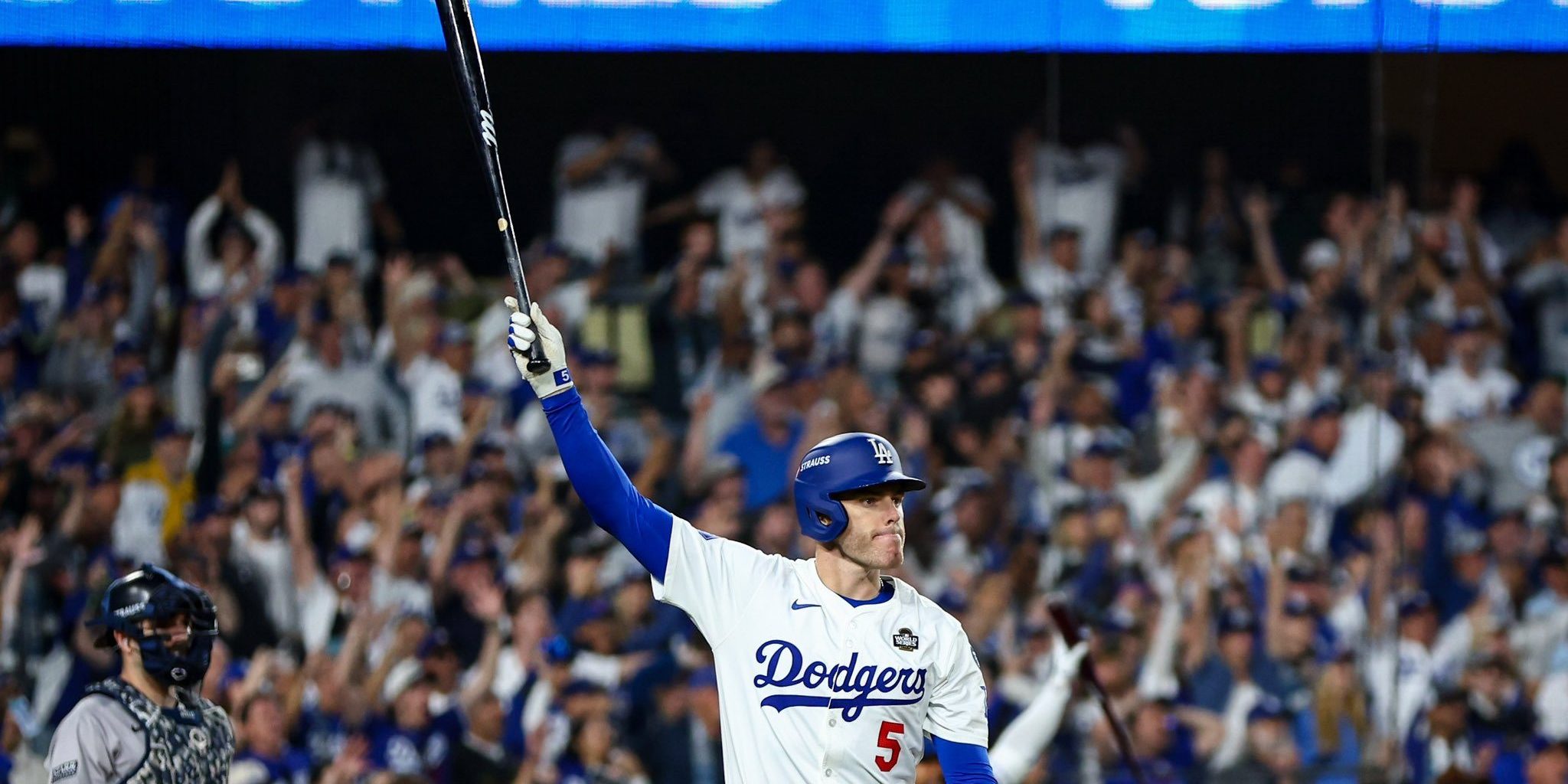 Dodgers de Los Ángeles vs. Yanquis de Nueva York, primer juego de la Serie Mundial, 6×3, 1era serie mundial en 36 años en Los Ángeles, Freddie Freeman, jonrón plenario en la 10a