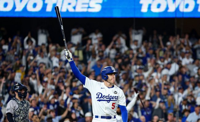 Dodgers de Los Ángeles vs. Yanquis de Nueva York, primer juego de la Serie Mundial, 6×3, 1era serie mundial en 36 años en Los Ángeles, Freddie Freeman, jonrón plenario en la 10a