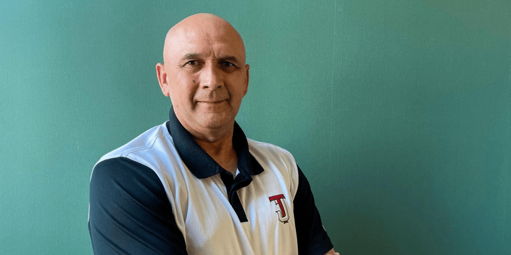 Enrique Couoh Hidalgo con camiseta de los Toros de Tijuana