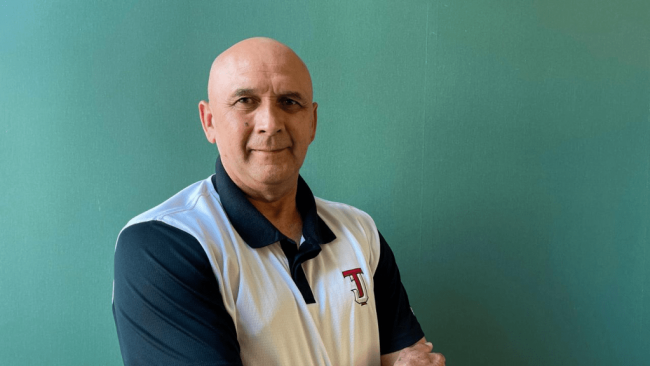 Enrique Couoh Hidalgo con camiseta de los Toros de Tijuana