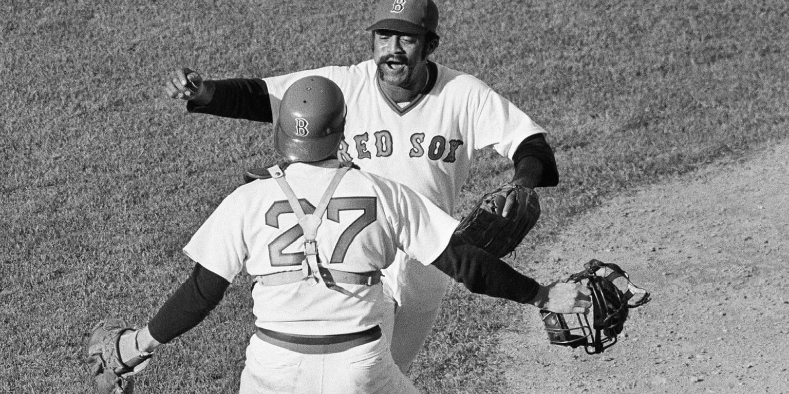 Luis Tiant celebrando en el Fenway Park