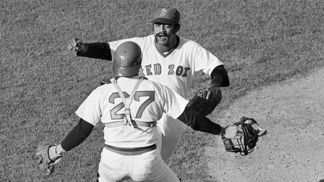 Luis Tiant celebrando en el Fenway Park