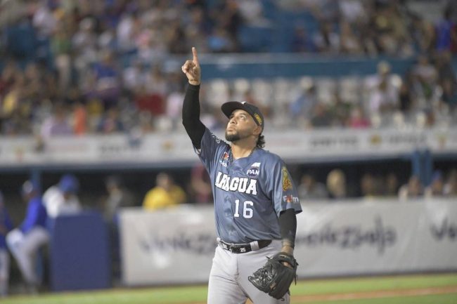 Yoanner Negrín con uniforme de los Tigres de Aragua