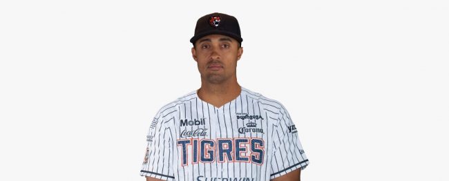 Leo Reginatto con uniforme de los Tigres de Quintana Roo, contratado el 041124