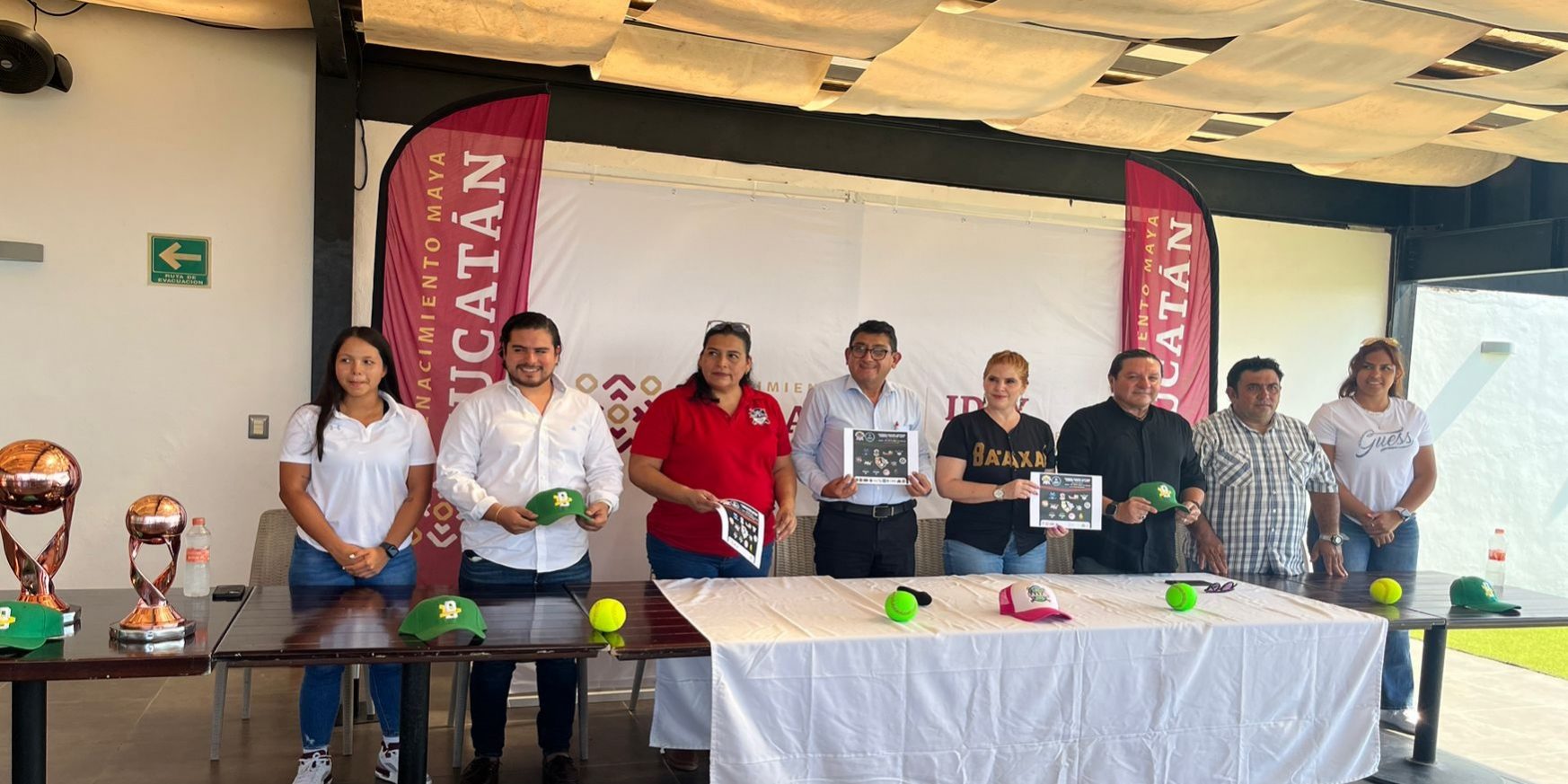 Manuel Gil Acereto, Claudia Guzmán, la wera guapa, y Jesús Aguilar Aguilar , presemtación torneo de sóftbol 40 y más, del 131124 en Mérida