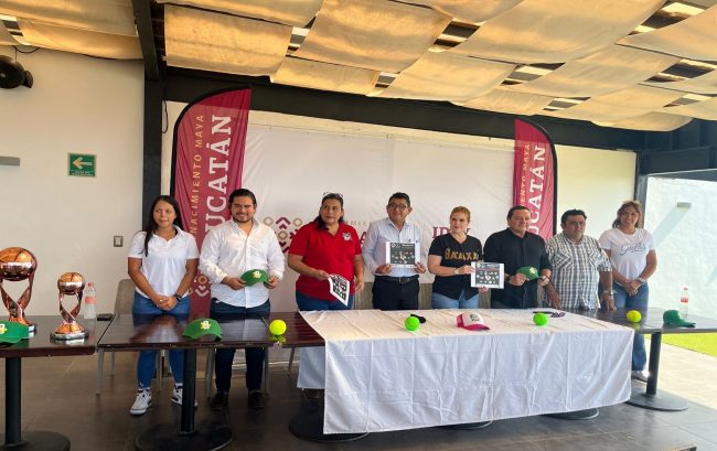Manuel Gil Acereto, Claudia Guzmán, la wera guapa, y Jesús Aguilar Aguilar , presemtación torneo de sóftbol 40 y más, del 131124 en Mérida