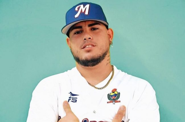 Reynaldo Ariel Álvarez, relevista cubano contratado por los Leones de Yucatán el 061124