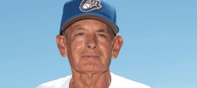 Roberto Dumbo Méndez con gorra de los Charros de Jalisco