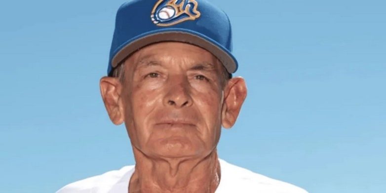 Roberto Dumbo Méndez con gorra de los Charros de Jalisco