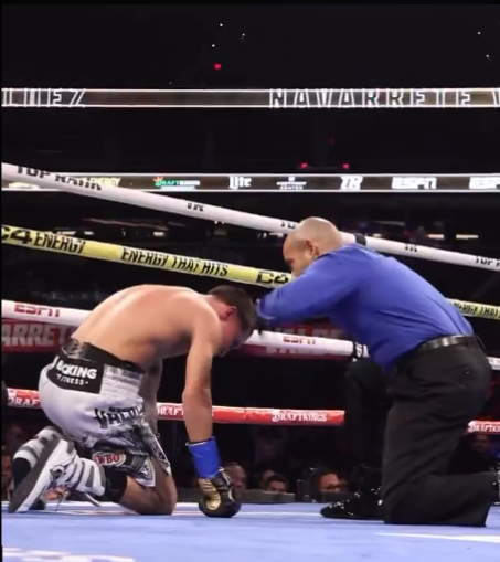 Emmanuel Vaquero Navarrete vs. Oscar Valdez II, gko 6 1 del 071224 en Phenix, retuvo cetro mundial súperpluma OMB con referi Raúl Caíz