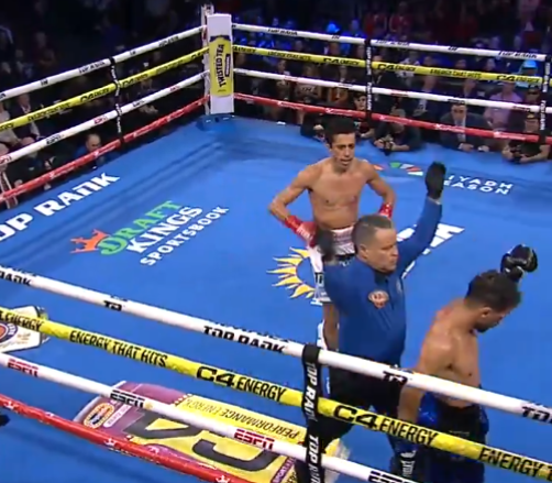 Rafael Divino espinoza gkot 6 del 071224 en Phoenix, retuvo cetro mundial súperpluma de la OMB con réferi Chris Flores