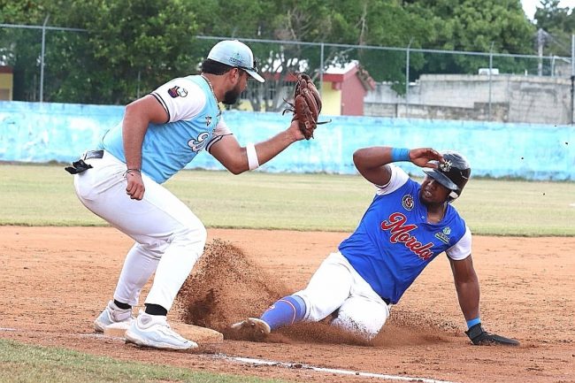 Senadores de la Morelos vs. Azulejos de la Dolores Otero, 10 a fecha, 2o de la serie, serie empatada, 5×4, del 291224 en la Morelos