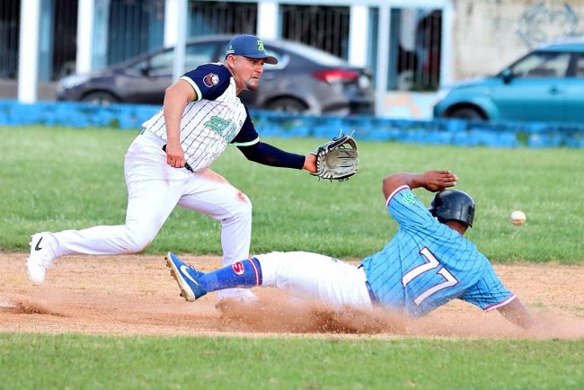 Senadores de la Morelos vs. Zorros de Pacabtún 6a semana, 1o de la serie, 10×4 del 301124 en Pacabtún, Alejandro Rivero