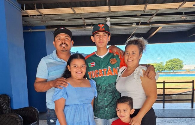 Fernando Didier Segovia, firma con los Leones de Yucatán, del 140125 en Mazatlán