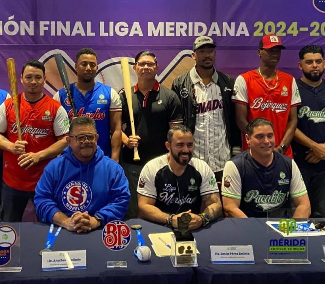 José Caballero Delgado con Iván Herrera Rosiles y Abraham Turco Salomón presentación final Liga Meridana del 220125 en Boston´s Altrabisa