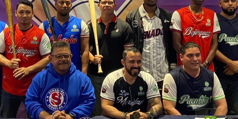 José Caballero Delgado con Iván Herrera Rosiles y Abraham Turco Salomón presentación final Liga Meridana del 220125 en Boston´s Altrabisa