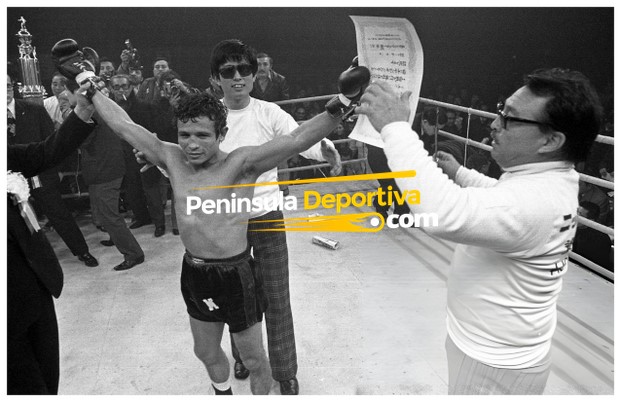 Miguel Canto vencedor de Shoji Oguma ganó campeonato mundial mosca del CMB gdm 15 6 del 080175 en Sendai alta resolución, sonriendo, con Jesús Choláin Rivero con marca de agua