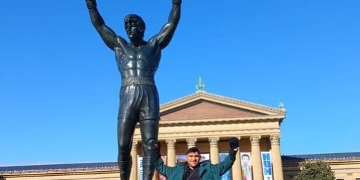 Pablo Torito Polanco junto a estatua de Rocky