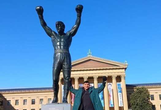 Pablo Torito Polanco junto a estatua de Rocky