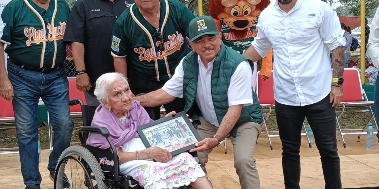Armín Liama Córdova entregando reconocimiento a Socorro Herrera inauguración 105 torneo liga yucatán, con José Rudy Amaro Benítez, Iván Herrera Rosiles