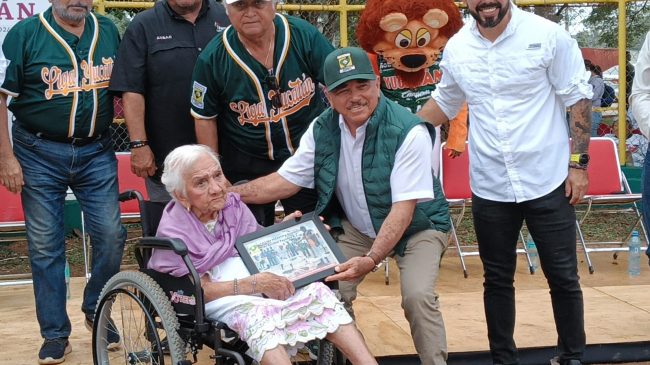 Armín Liama Córdova entregando reconocimiento a Socorro Herrera inauguración 105 torneo liga yucatán, con José Rudy Amaro Benítez, Iván Herrera Rosiles