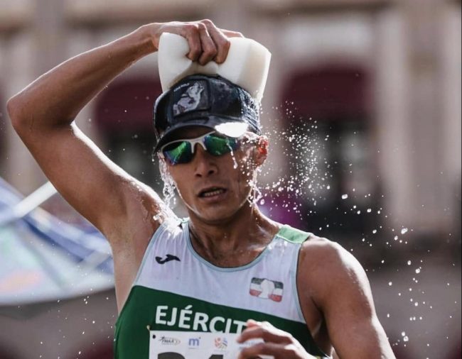 Éver Palma marcando 5 24 50 min en la milla de marcha indoor y superando la marca mudial de esa prueba en Nueva York, del 080225