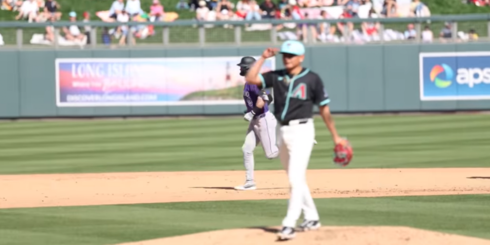 Gerardo Gutiérrez recibe jonrón con casa llena de Brenton Doyle estreno Liga del Cactus, Rockies vencen a Cascabeles de Arizona, del 210225 en Scottsdale