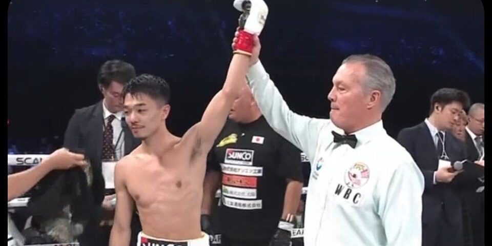 Junto nakatani vencedor de David General Cuéllar, gko 3 del 240225 en Tokio, con réferi Michael Griffil