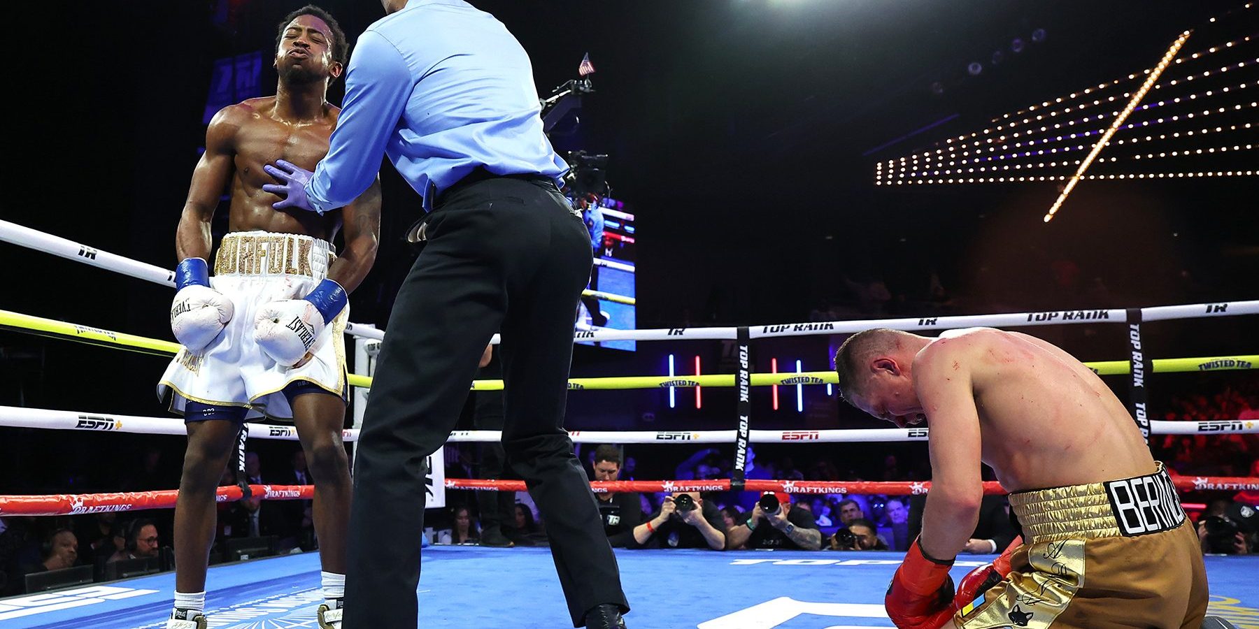 Keyshawn Davis vs. Denys Berinchyk gko 4, ganó campeonato mundial ligero de la OMB, 1 del 140225 en Madison Square Garden Theater de Nueva York con réferi Harvey Dock