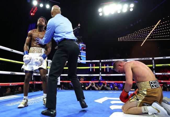Keyshawn Davis vs. Denys Berinchyk gko 4, ganó campeonato mundial ligero de la OMB, 1 del 140225 en Madison Square Garden Theater de Nueva York con réferi Harvey Dock