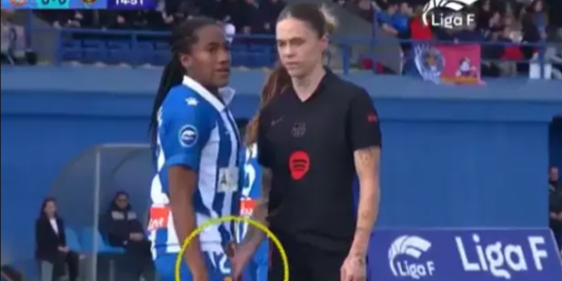 Mapi León tocando a Daniela Caracas febrero 2025