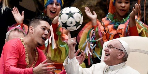 papa Francisco jugando con un balón de fútbol