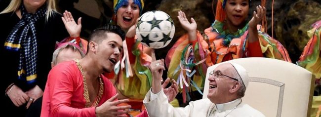 papa Francisco jugando con un balón de fútbol