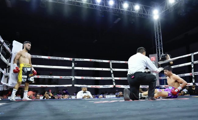 Jesús Venéno Aréchiga vs. Erick Terrible Robles gdu 10 del 080325 en Siglo XXI co réferi Manuel Dzib, Robles en la lona