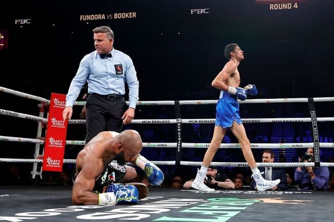 Sebastián Fundora vs. Chrdale Booker, gkot 4 retuvo los campeonatos mundiales súperwelter, del 220325 en Michelob Ultra Arena de Las Vegas