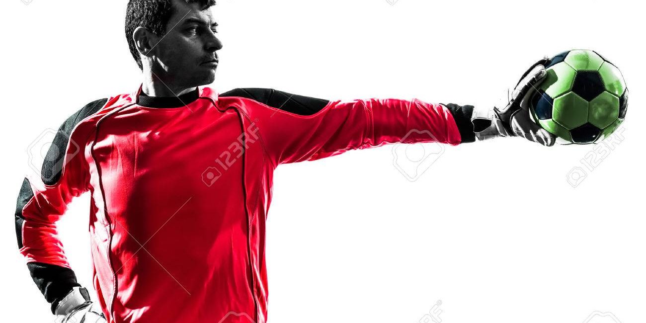 portero sosteniedo un balón
