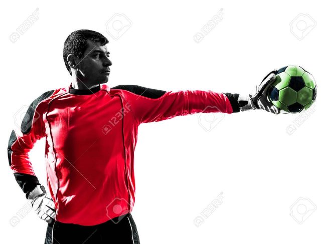 portero sosteniedo un balón